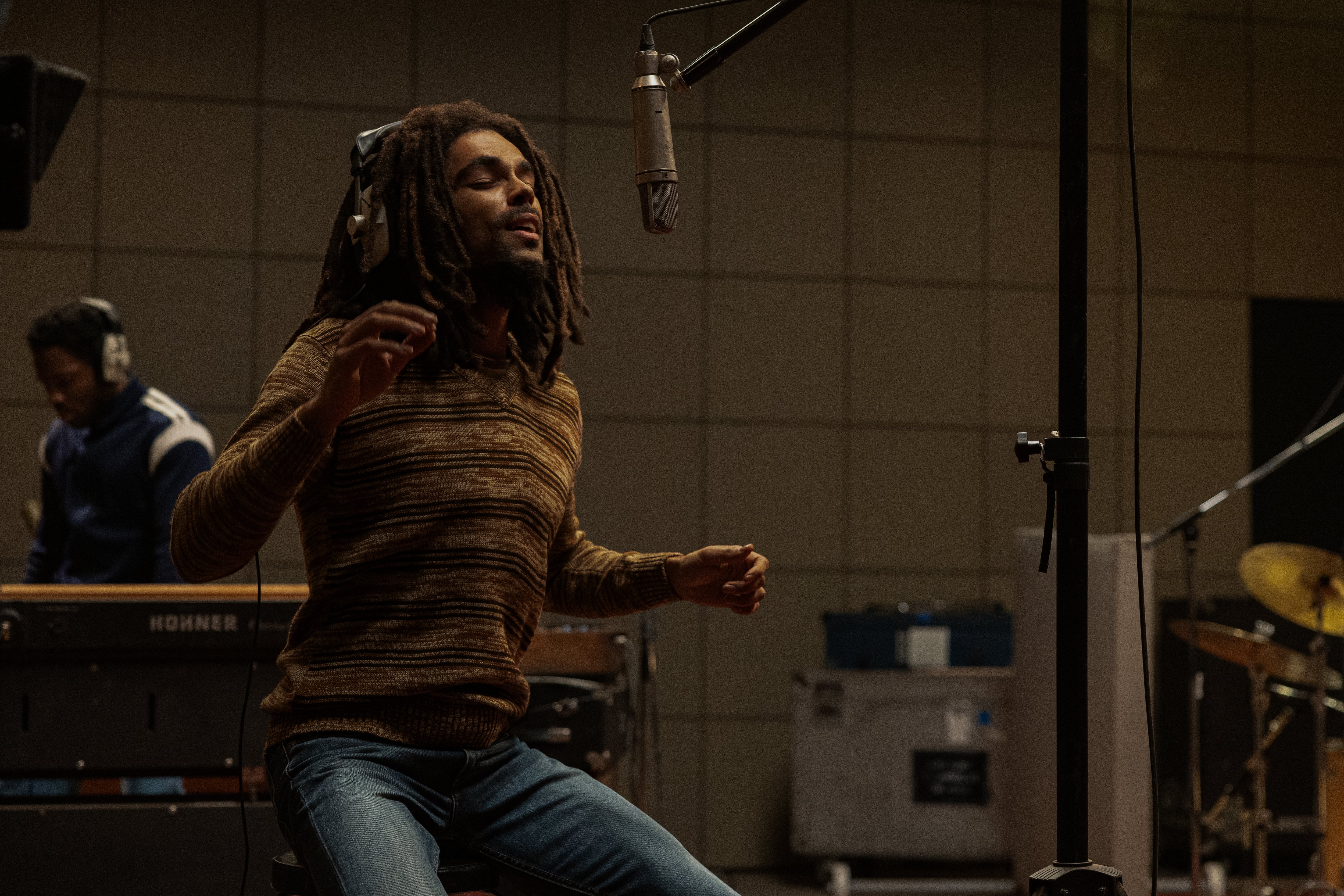 Kingsley Ben-Adir como Bob Marley en una escena de &#039;Bob Marley: One Love&#039;.