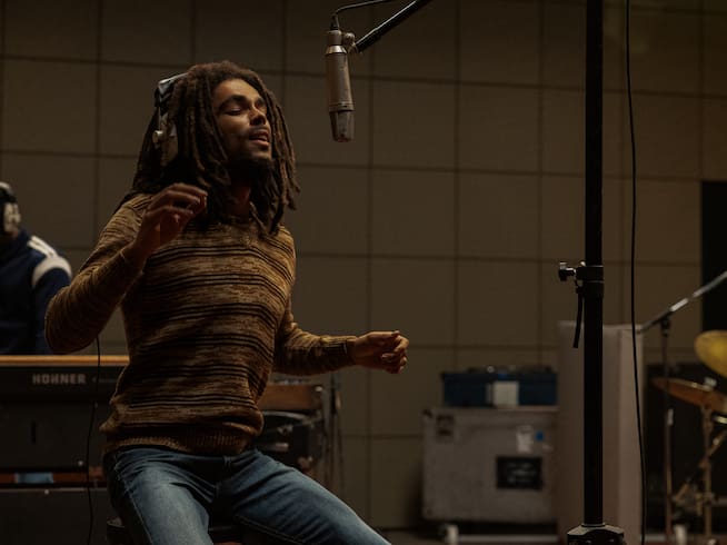 Kingsley Ben-Adir como Bob Marley en una escena de &#039;Bob Marley: One Love&#039;.