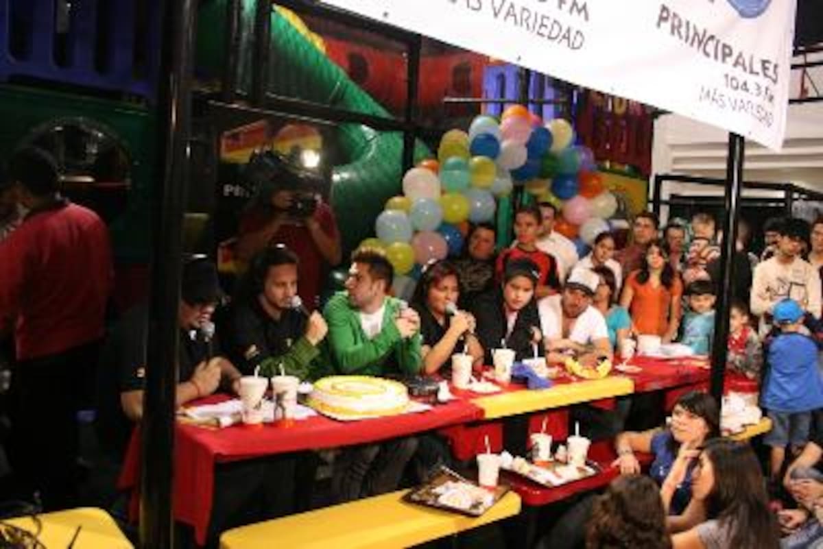 La Hora sin Nombre Segundo Aniversario Mc Donald's Zapote