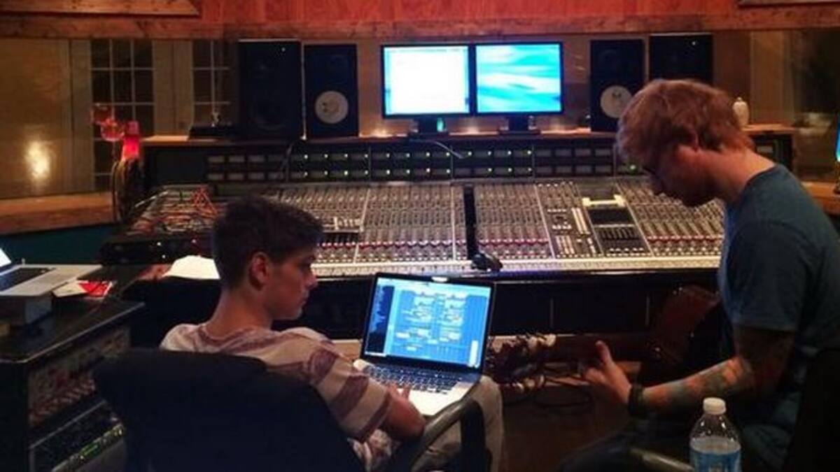 Martin Garrix en el estudio de grabación con Ed Sheeran