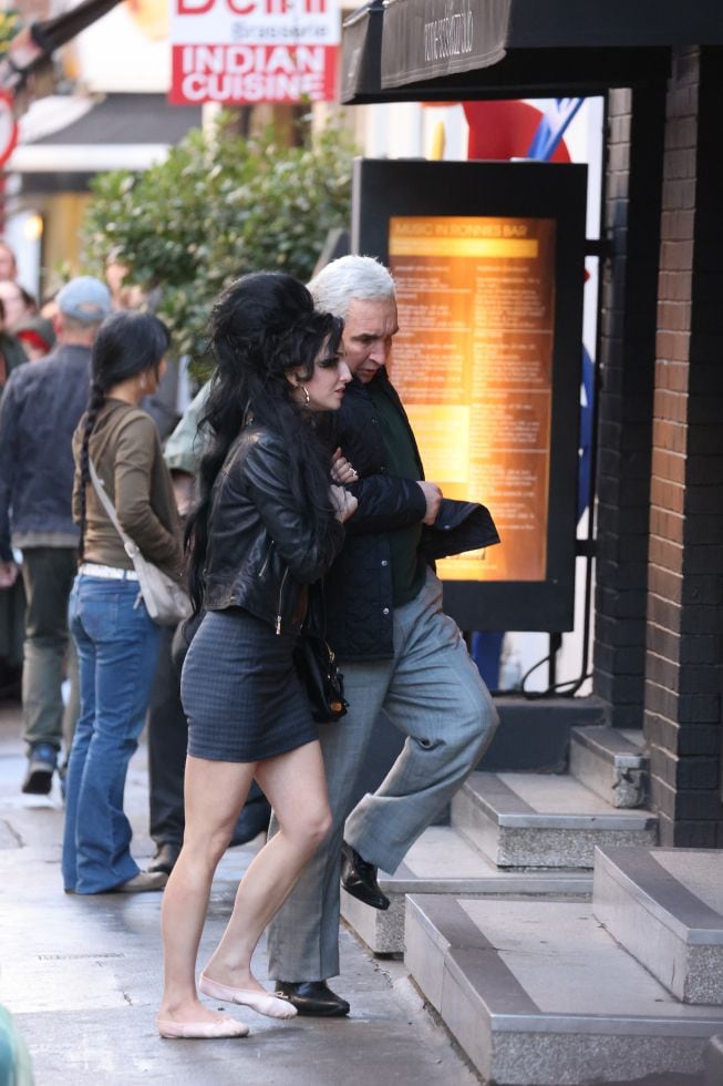 Marisa Abela y Eddie Marsan durante el rodaje de Back To Black en Londres. 