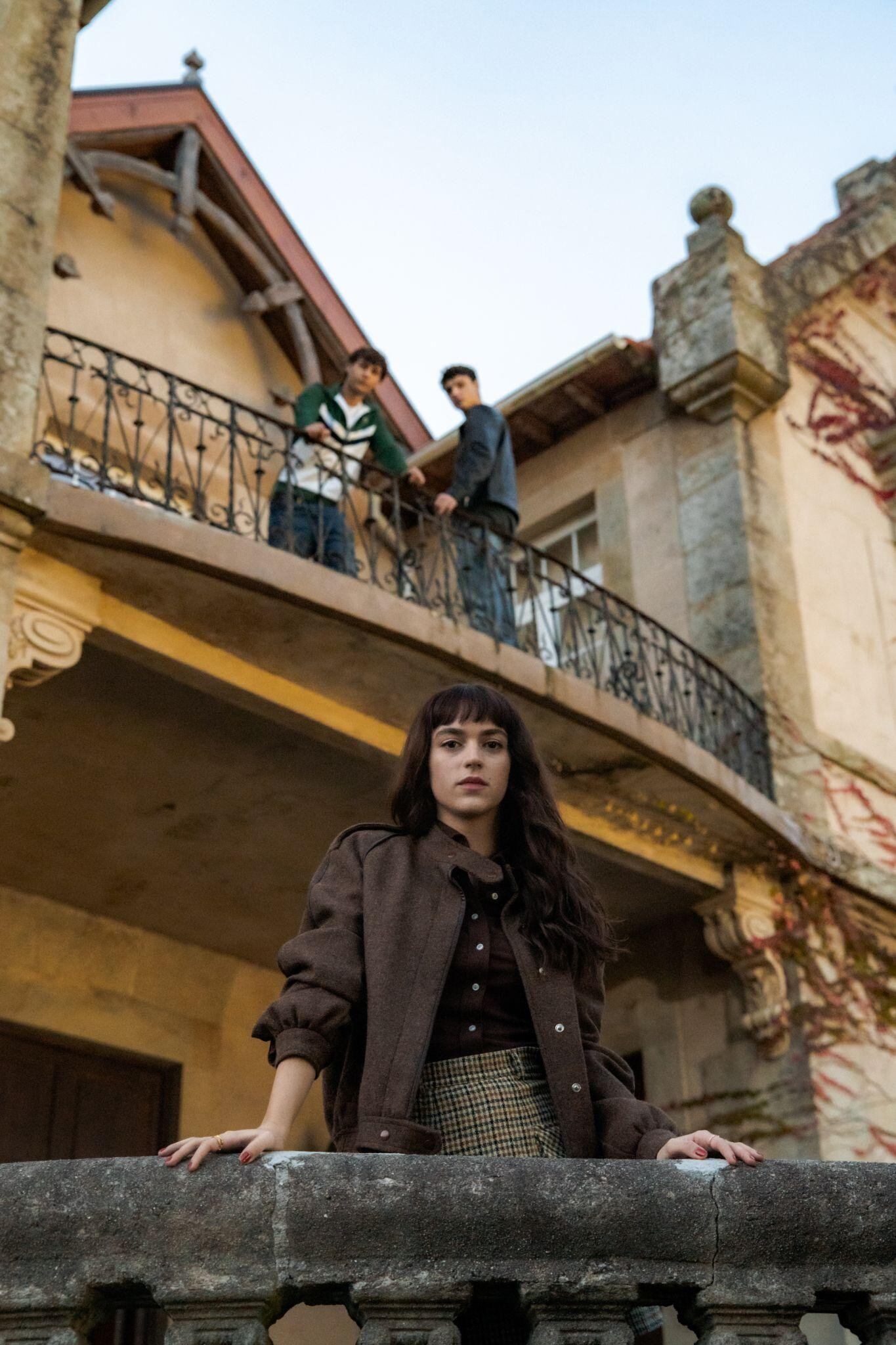 Alicia Falcó (Kami), Diego Vidales (Taylor) y Fernando Lindez (Thiago) en la película 'Dímelo bajito'