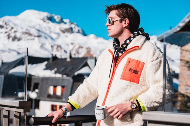 Eric Masip tomando contemplando las vistas a la nieve desde el balcón.