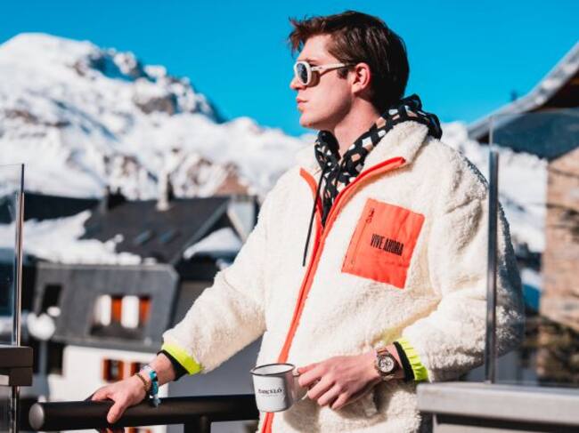 Eric Masip tomando contemplando las vistas a la nieve desde el balcón.