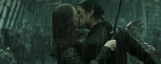 Keira Knightley y Orlando Bloom como Elizabeth Swan y Will Turner protagonizando uno de los mejores besos de la saga.