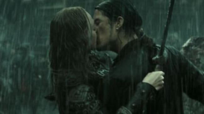 Keira Knightley y Orlando Bloom como Elizabeth Swan y Will Turner protagonizando uno de los mejores besos de la saga.