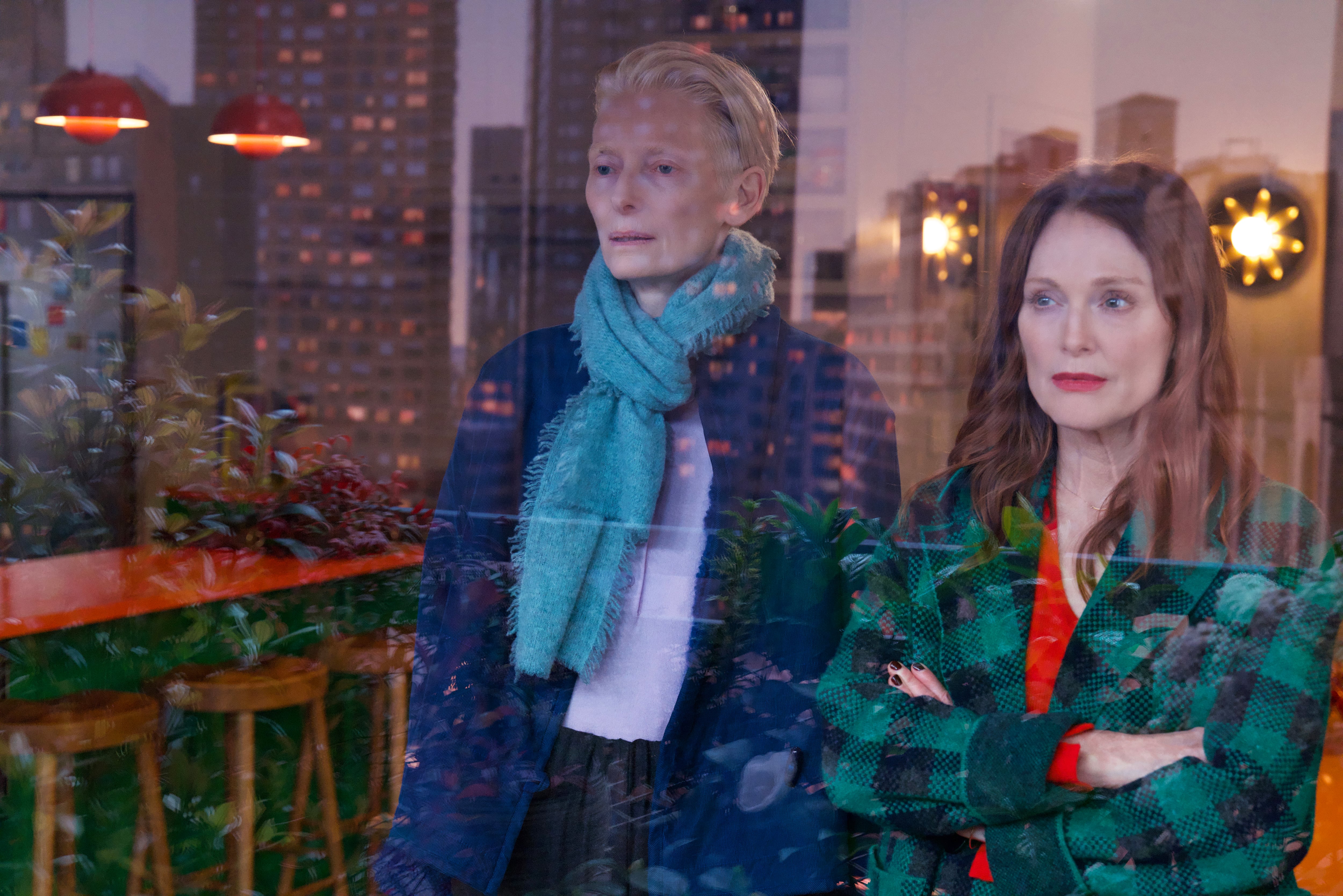 Tilda Swinton y Julianne Moore en &#039;La habitación de al lado&#039;. / EL DESEO D.A. S.L.U. - Foto: Iglesias Mas