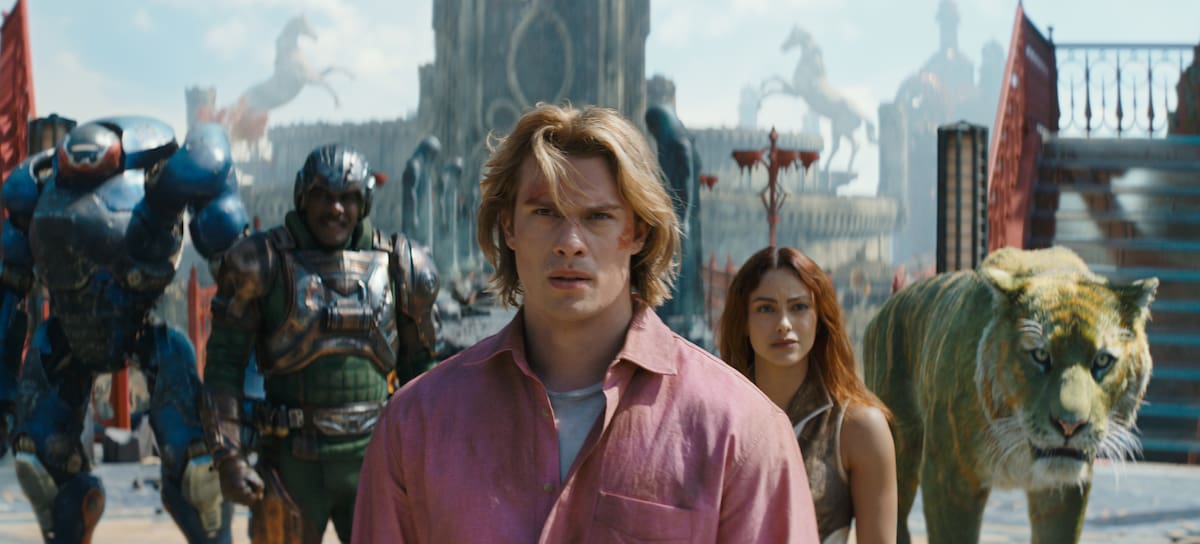 Roboto (Kristen Wiig), Man At Arms (Idris Elba), Adam (Nicholas Galitzine), Teela (Camila Mendes) y Cringer en 'He-Man y los Masters del Universo'. / Sony Pictures