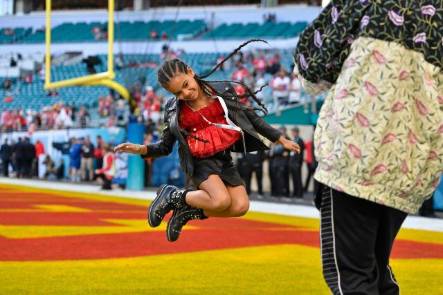 Jay Z fotografía a su hija, Blue Ivy, en la Super Bowl 2020.