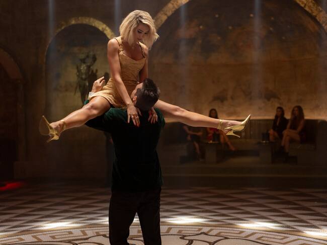 Dua Lipa y Henry Cavill haciendo el paso del 'helicóptero' en 'ARGYLLE'.