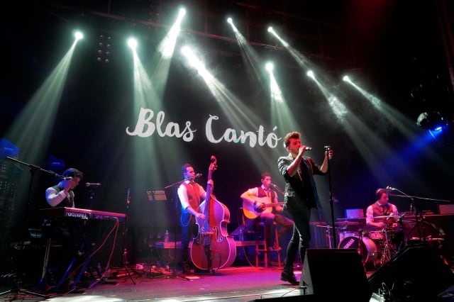 Blas Cantó, acompañado de su banda en directo.