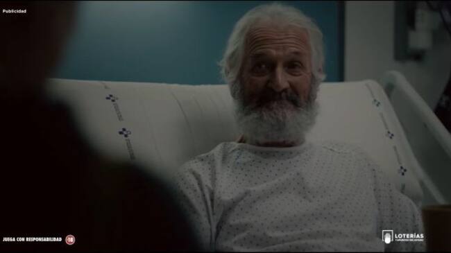 Un hombre recibe la visita de su amigo en el hospital.