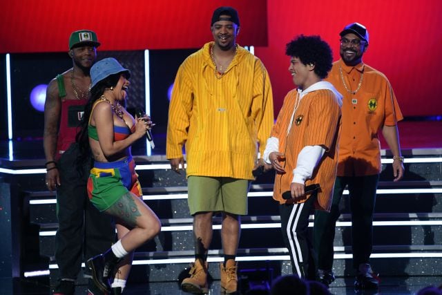 Bruno Mars y Cardi B disfrutaron en el escenario.