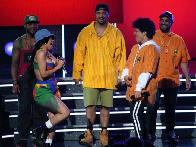 Bruno Mars y Cardi B disfrutaron en el escenario.
