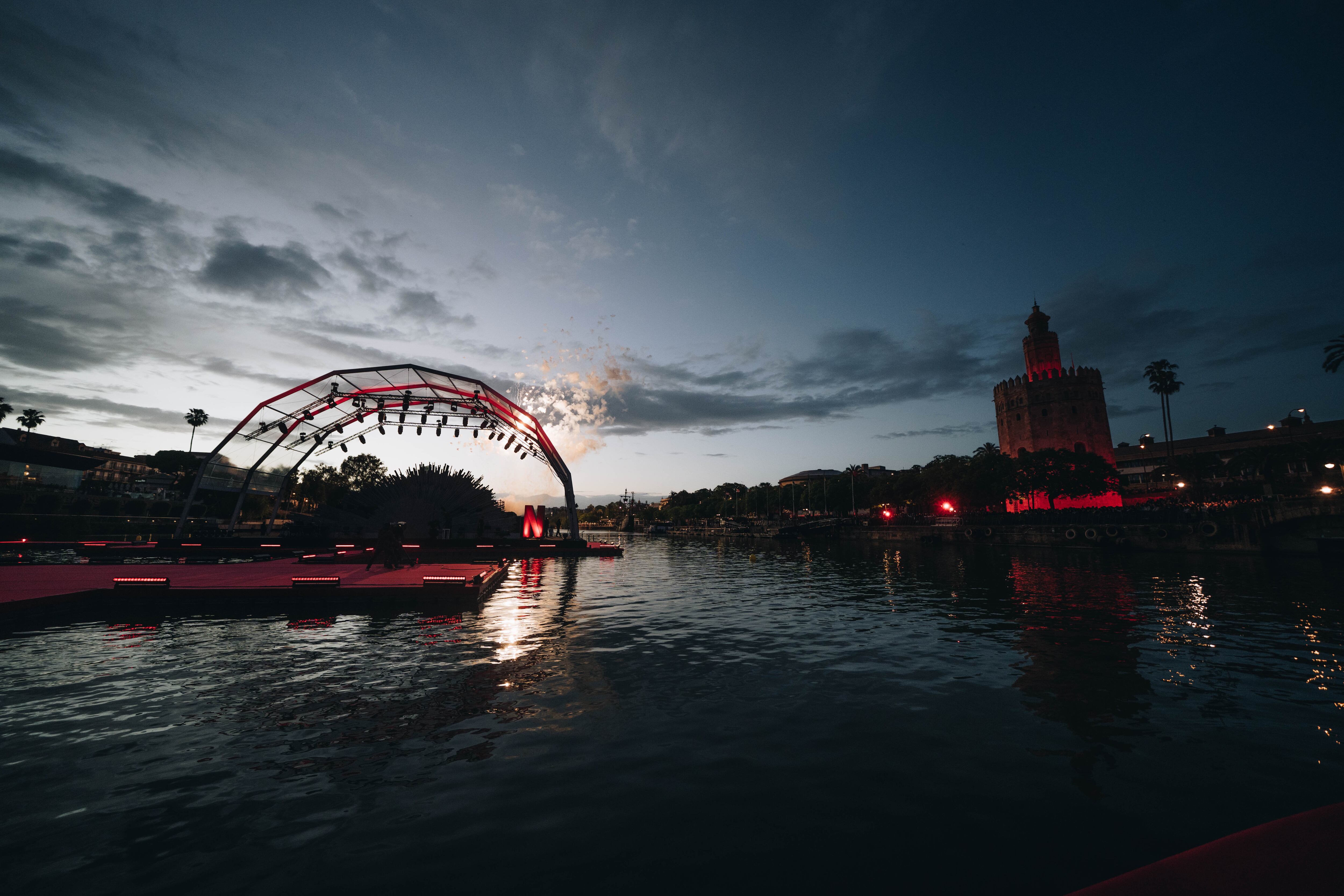 El escenario sobre el Guadalquivir que montó Netflix en Sevilla. / Sharon Lopez