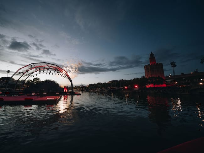 El escenario sobre el Guadalquivir que montó Netflix en Sevilla. / Sharon Lopez