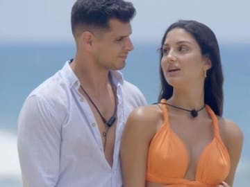 Alejandro para la furgoneta que en ‘La isla de las tentaciones’ llevaba a los chicos hasta su próxima hoguera