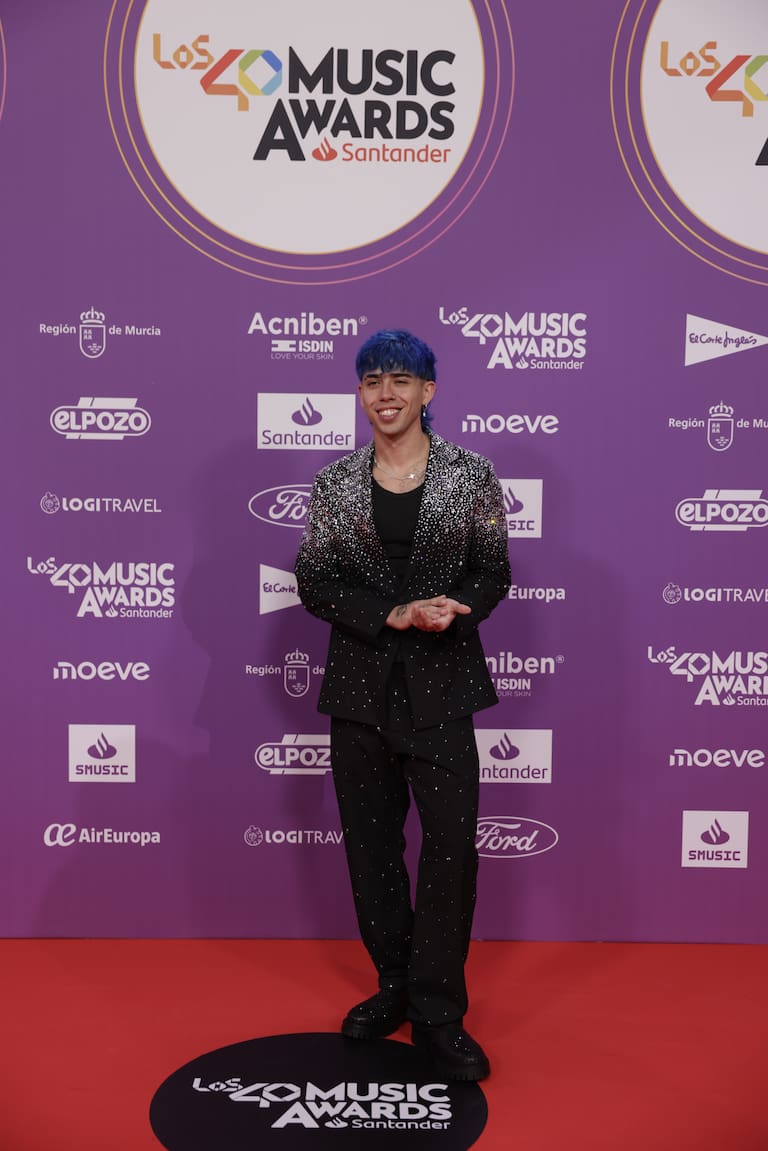 Luck Ra en LOS40 Music Awards Santander 2025 luce un traje repleto de pedrería en una especie de de efecto degradado que nos encanta.