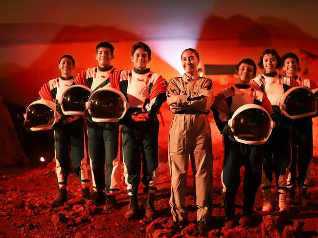 Grupo de Tripulantes posando junto la Ing Katya Echazarreta, presidenta de la Fundación Espacial Katya Echazarreta durante la Misión Marte 2023