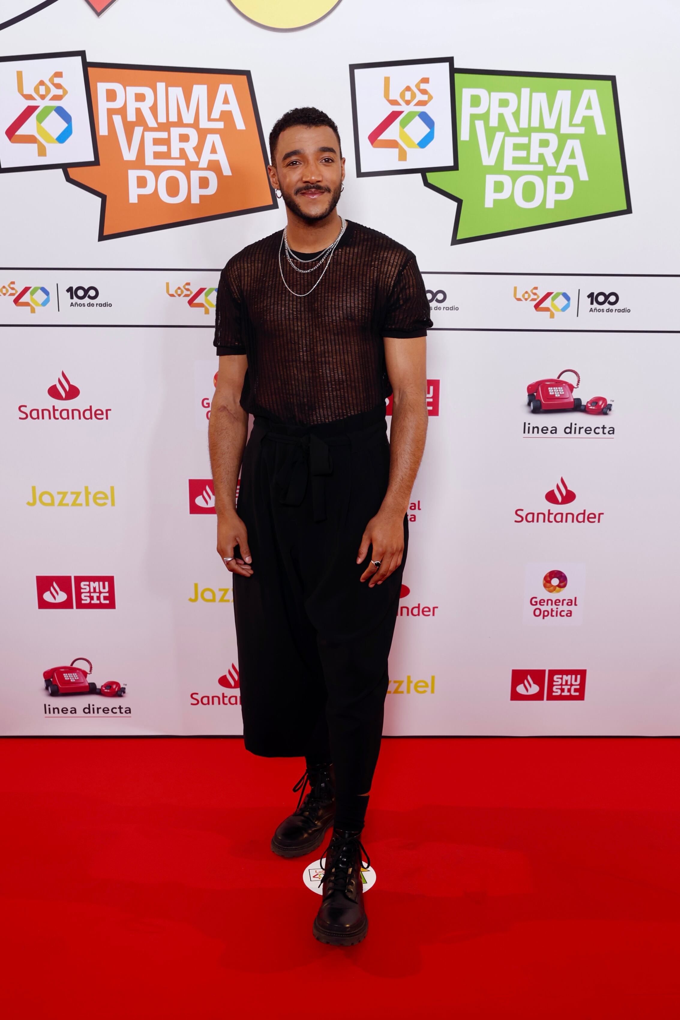 Más chicos de OT 2023 para apoyar a sus compañeros. Omar Samba ha apostado por el negro, un color muy para la noche, con el toque atrevido de las transparencias y el largo poco común de los pantalones.