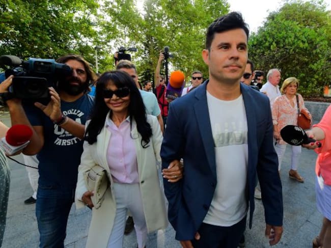 Javier Sánchez Santos y su madre, María Edite Santos, el pasado 4 de julio, cuando el juicio quedó visto para sentencia.