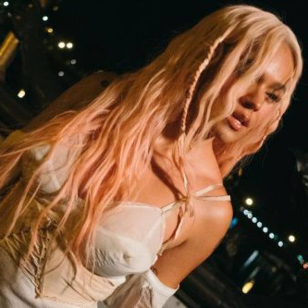 Karol G publicó un sensual carrusel de fotos en París, que se llevó todos los elogios
