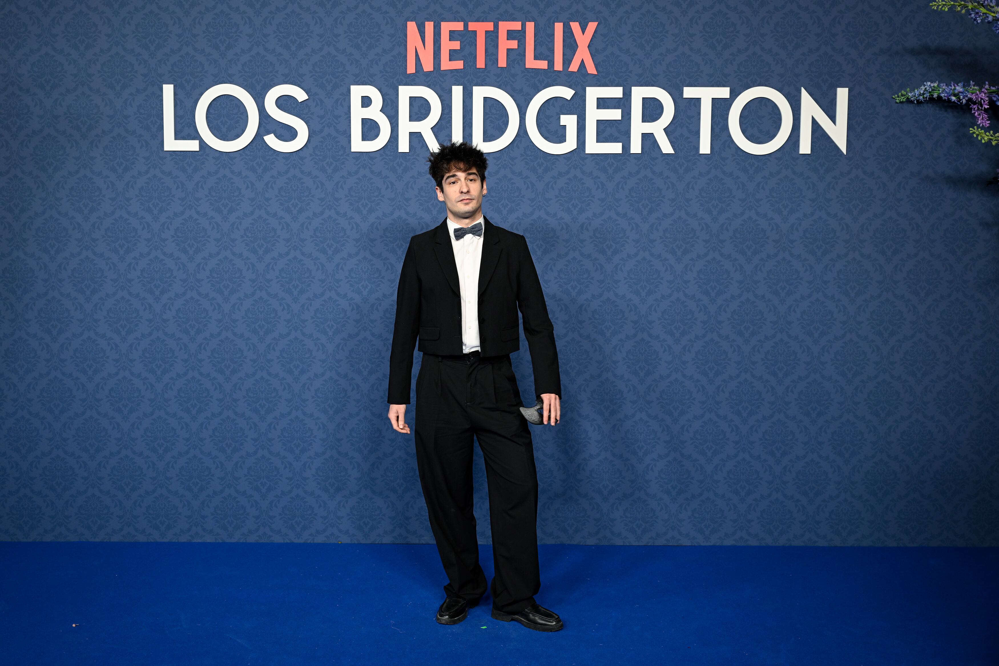 Desde que escribió un libro sobre Taylor Swift somos fans de Neko que lució una versión muy contemporánea de un traje Bridgerton.