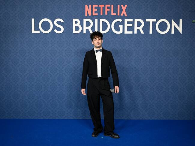 Desde que escribió un libro sobre Taylor Swift somos fans de Neko que lució una versión muy contemporánea de un traje Bridgerton.