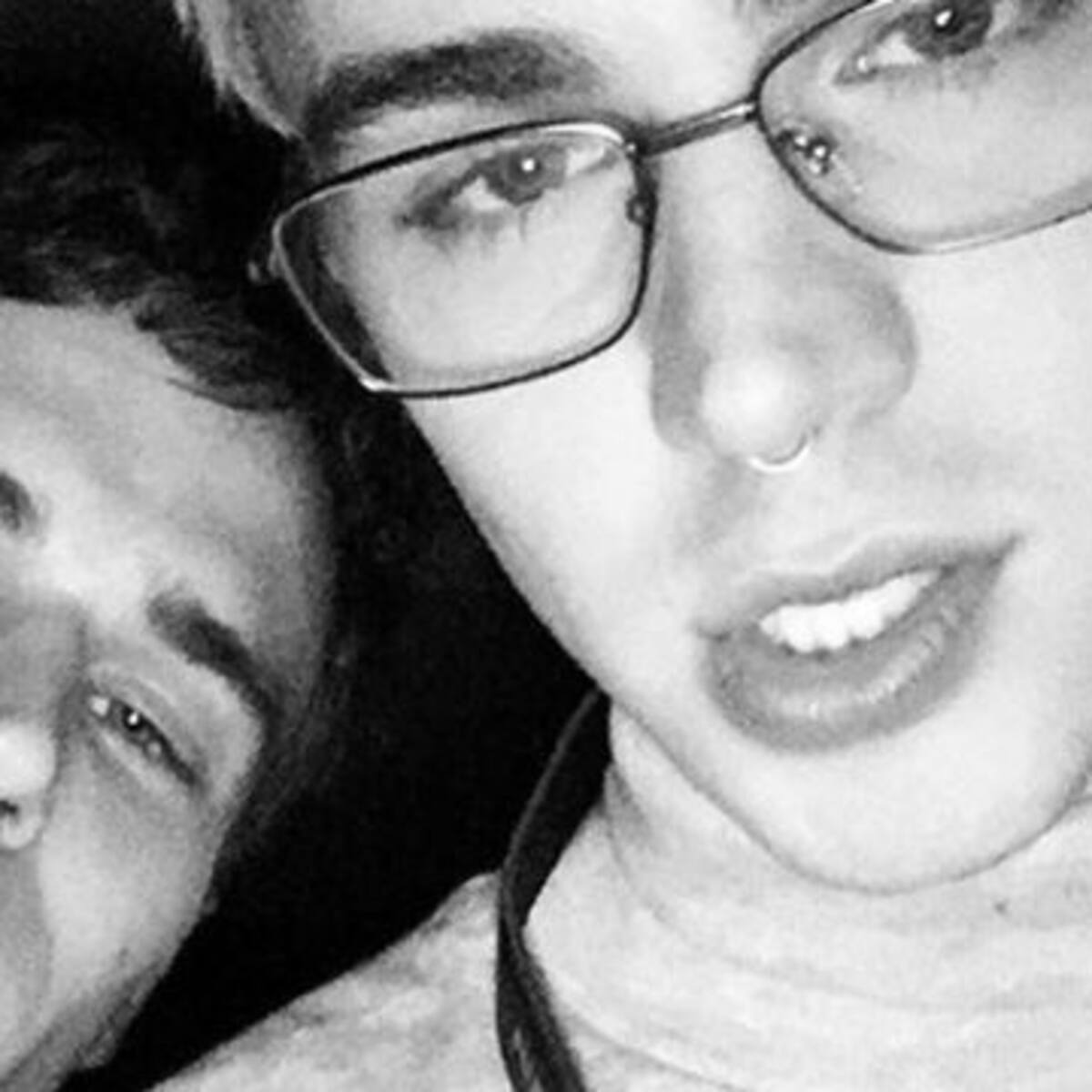 Video muestra a protagonistas de "13 reasons why" besándose