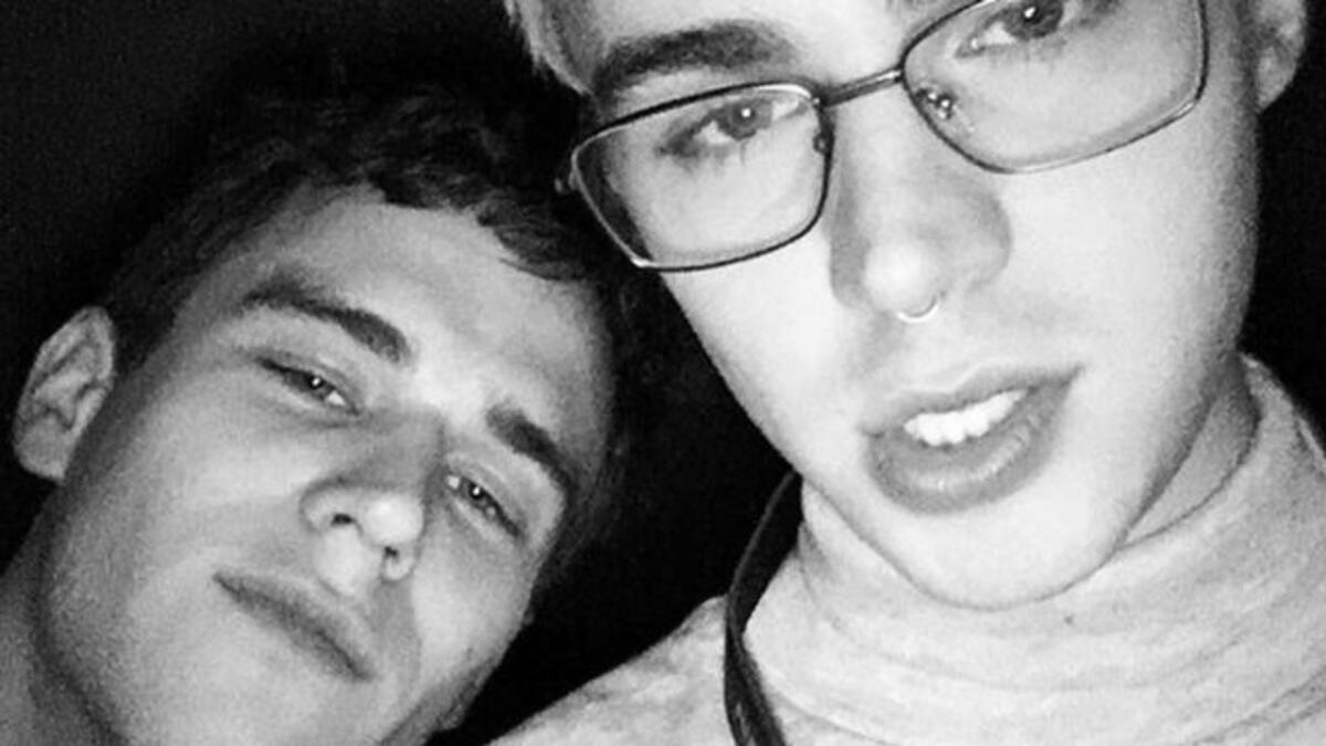 Video muestra a protagonistas de "13 reasons why" besándose