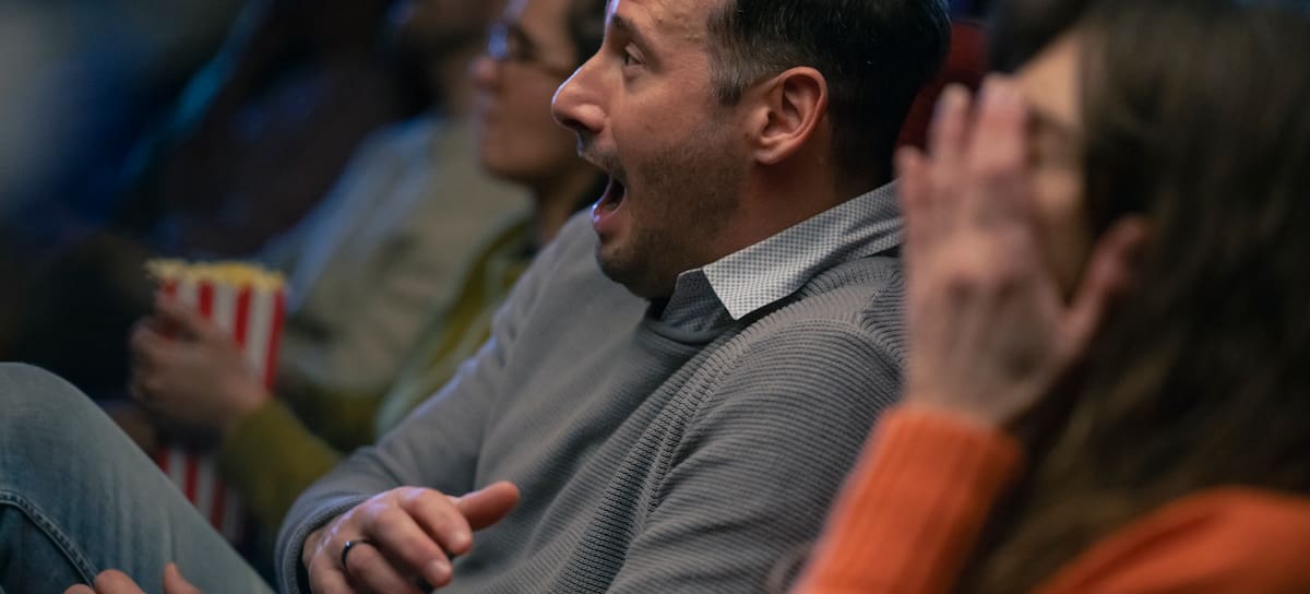 Dos espectadores en el cine. / Simonkr / Getty