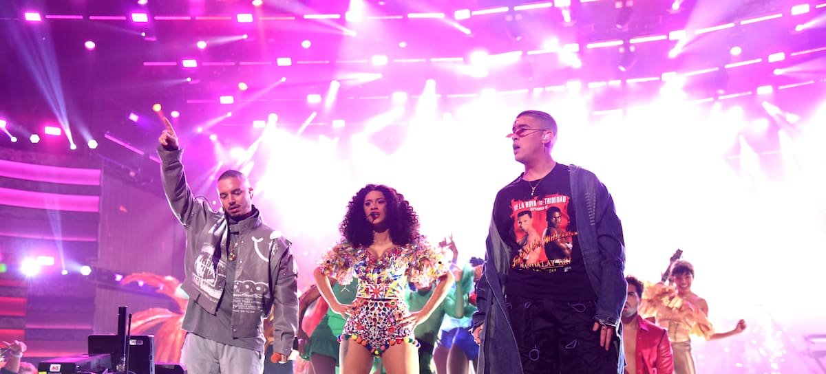 J Balvin, Cardi B y Bad Bunny cantando "I Like It" en los American Music Awards 2018 en Los Ángeles - Getty Images For dcp