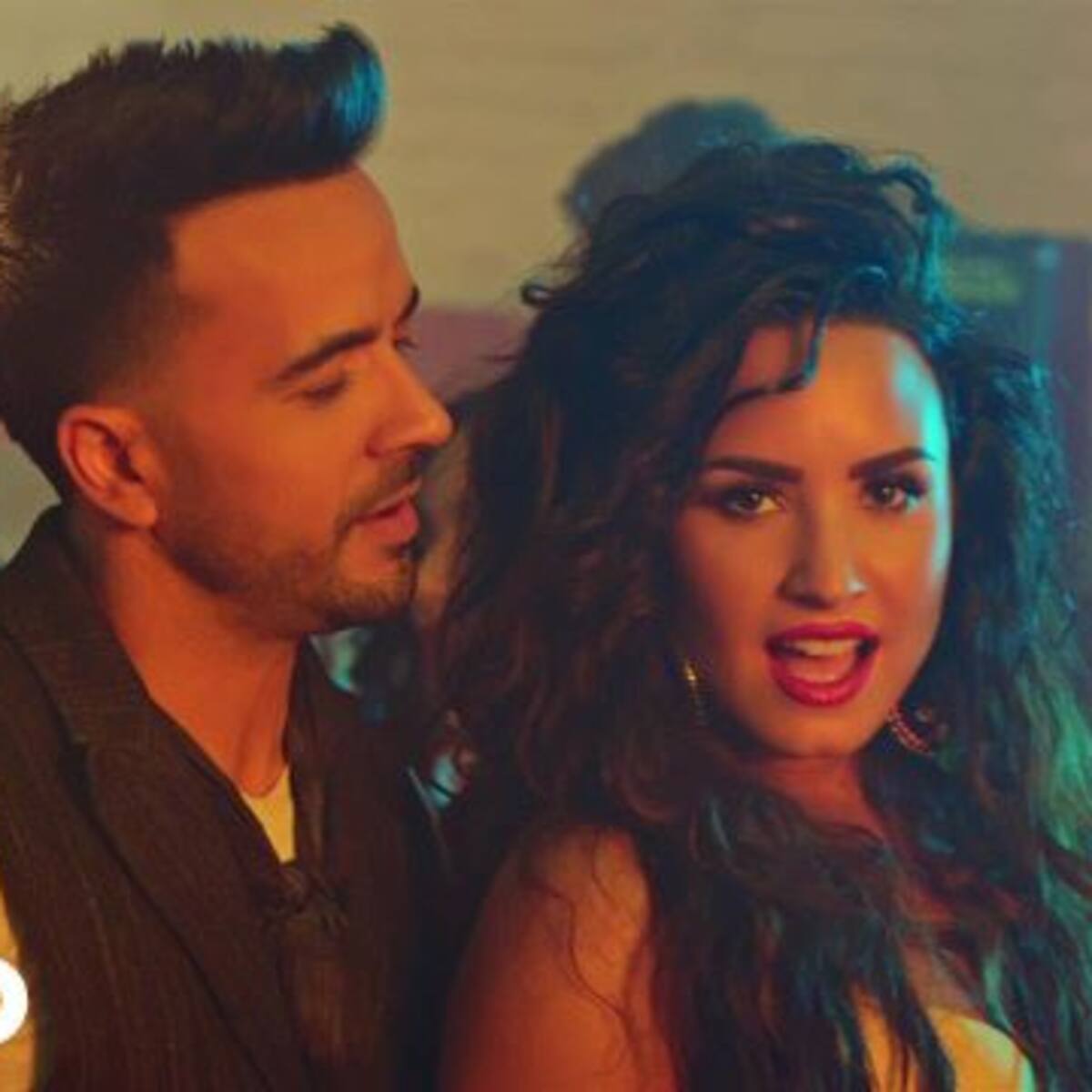 Luis Fonsi y Demi Lovato cantan por primera vez “Echame la Culpa” en vivo