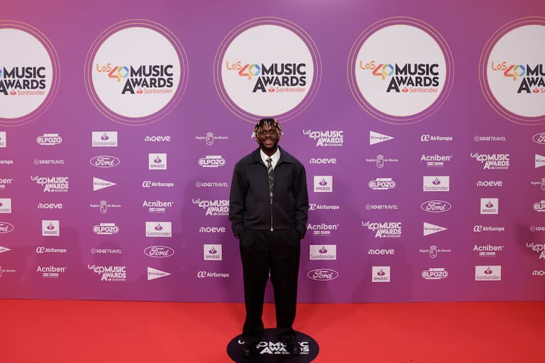 Myles Smith, la estrella internacional, posa en la alfombra de LOS40 Music Awards Santander 2025 con un traje de cremallera muy británico.