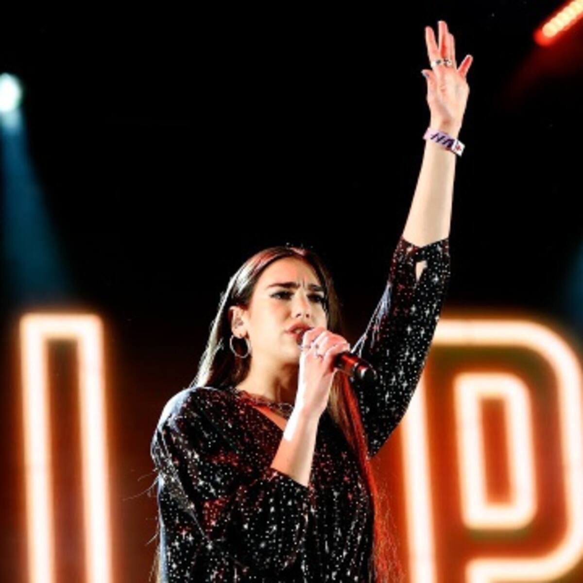 Dua Lipa defiende a fans expulsados de su concierto por llevar banderas LGTBI