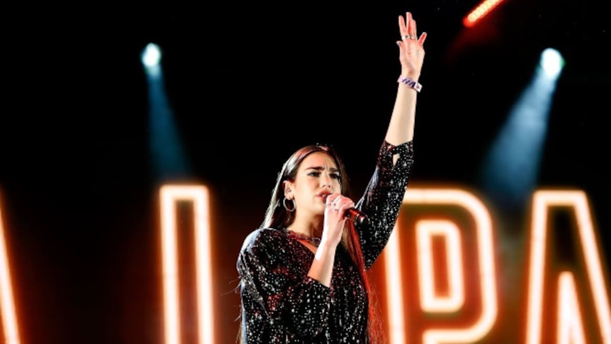 Dua Lipa defiende a fans expulsados de su concierto por llevar banderas LGTBI