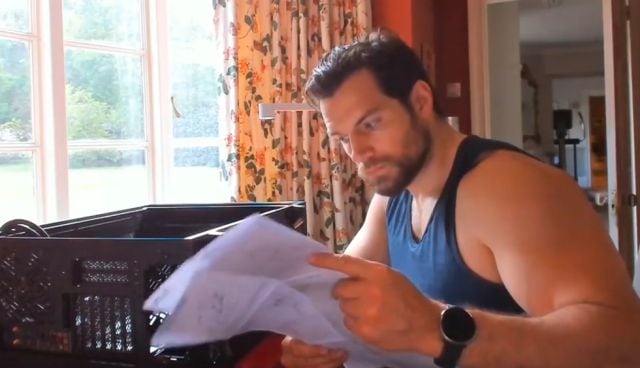 Henry Cavill concentrado leyendo las instrucciones