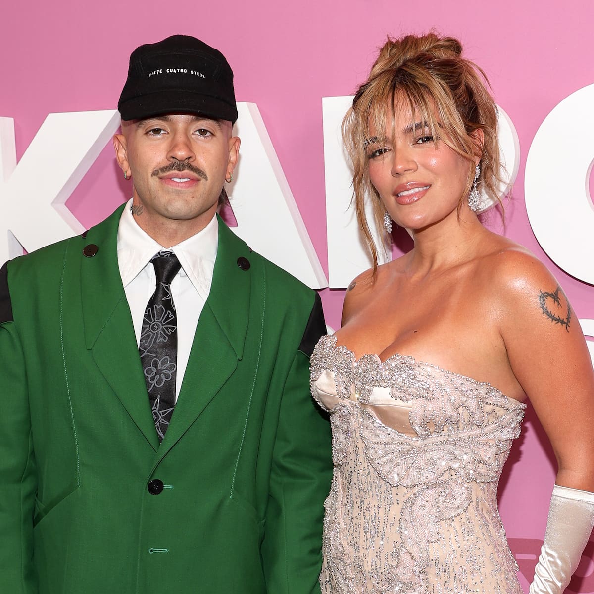 Feid se acuerda de Karol G en la gala de los Premios Nuestra Tierra 2026: "Gracias a Caro"