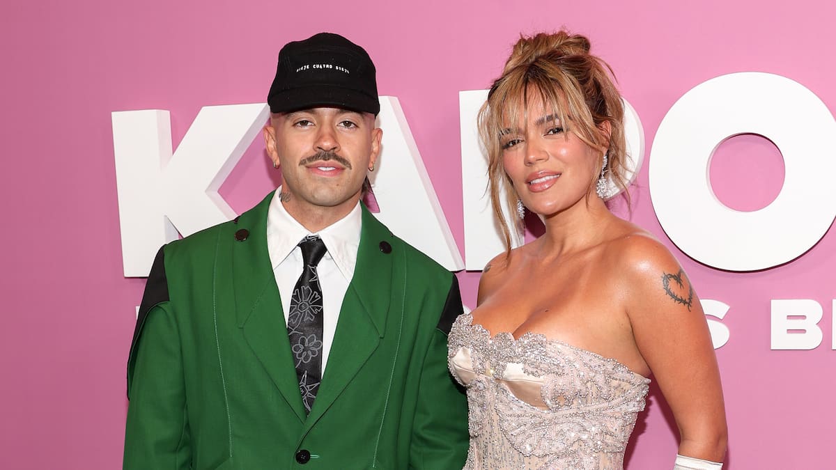 Feid se acuerda de Karol G en la gala de los Premios Nuestra Tierra 2026: "Gracias a Caro"