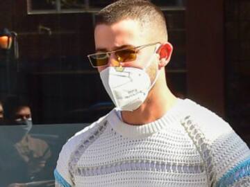 El bolso de Nick Jonas crea tendencia: así es la prenda de la que nunca se separa