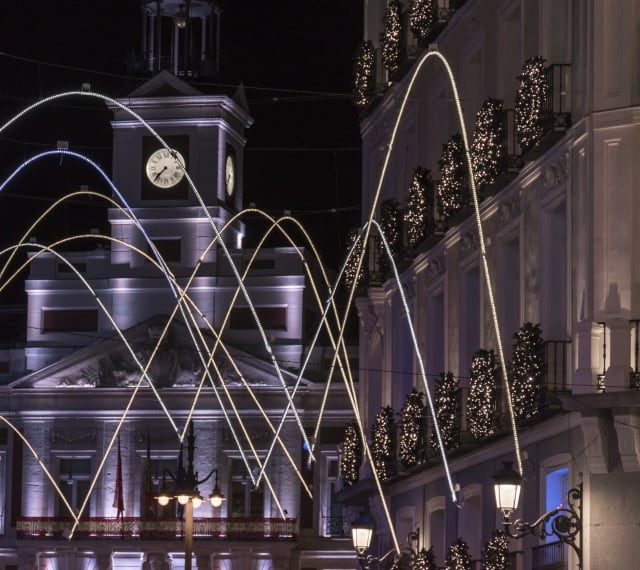 Ejemplo de luces de Navidad poco tradicionales en Madrid.