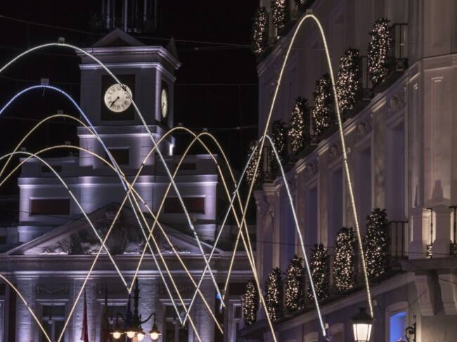 Ejemplo de luces de Navidad poco tradicionales en Madrid.