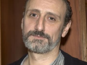 José Luis Gil reaparece un año después de su ictus para aceptar un premio