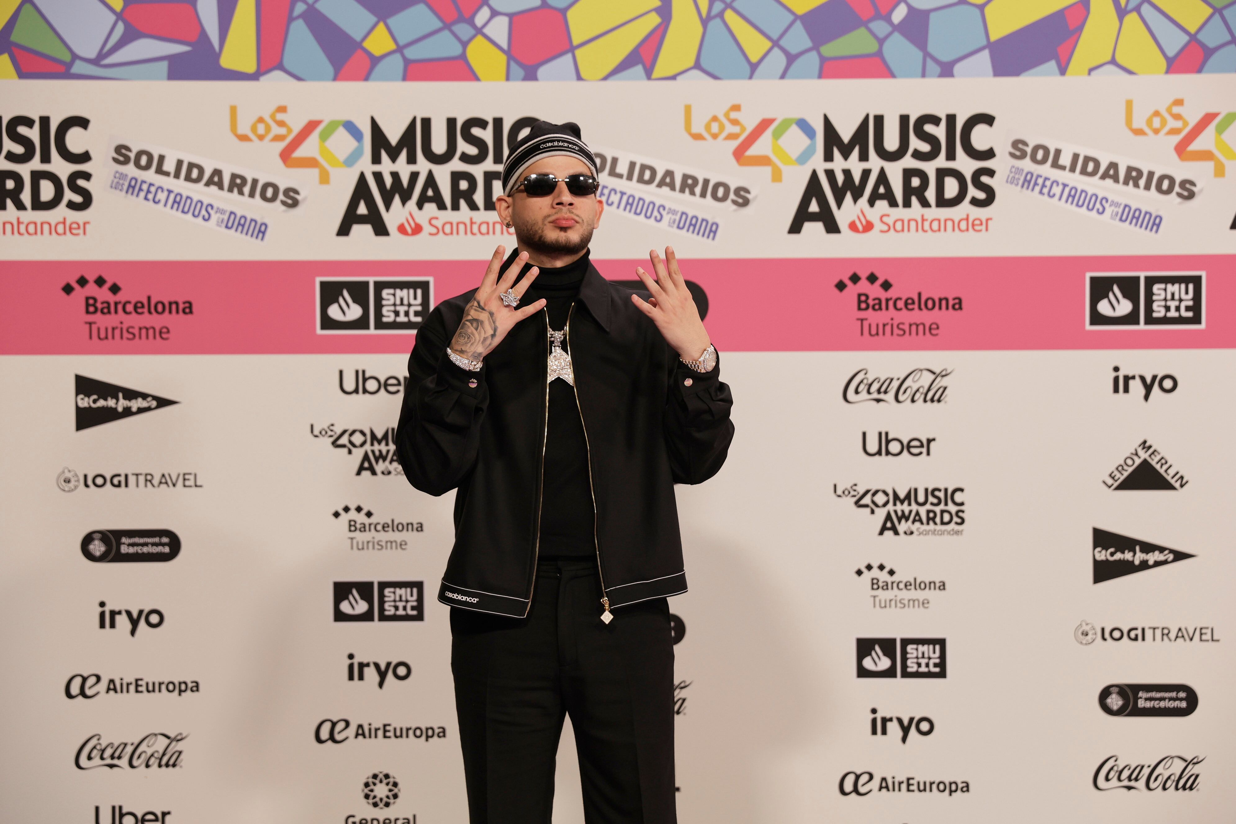 ¿No sabes qué día es hoy? Dei V te lo indica: 8 (de noviembre), fecha en que tiene lugar LOS40 Music Awards Santander 2024, solidarios con los afectados por la DANA.