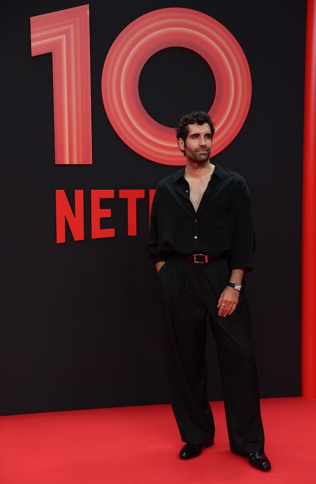 Otro que no podía faltar por la de veces que le hemos visto en Netflix es Tamar Novas con look en negro y camisa ligeramente abierta.
