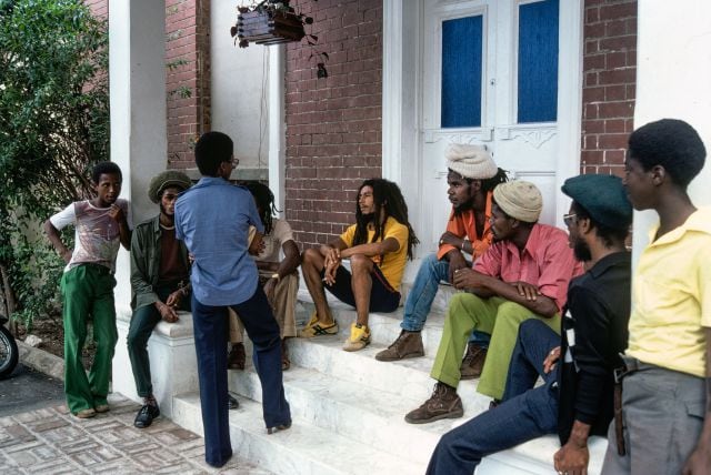 Bob Marley y sus amigos pasando la tarde en su casa de Kingston, en el número 56 de Hope Road, el 9 de julio de 1970.