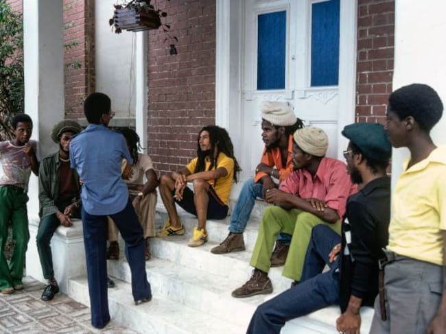 Bob Marley y sus amigos pasando la tarde en su casa de Kingston, en el número 56 de Hope Road, el 9 de julio de 1970.