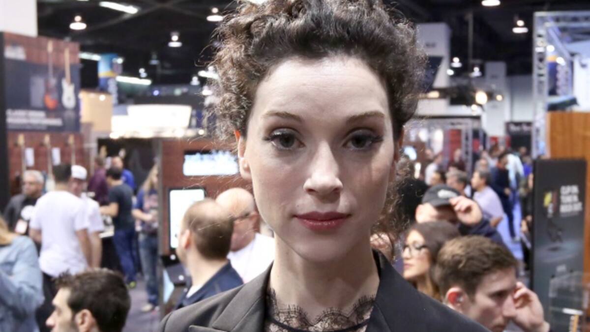 El diseño de la guitarra femenina de St. Vincent te va a dejar picueto