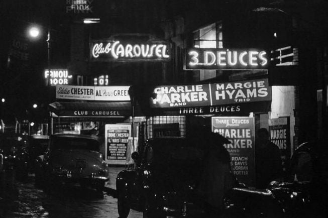 Calle 52 de Nueva York en 1948 con un cartel de la Charlie Parker Band.