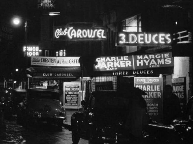 Calle 52 de Nueva York en 1948 con un cartel de la Charlie Parker Band.